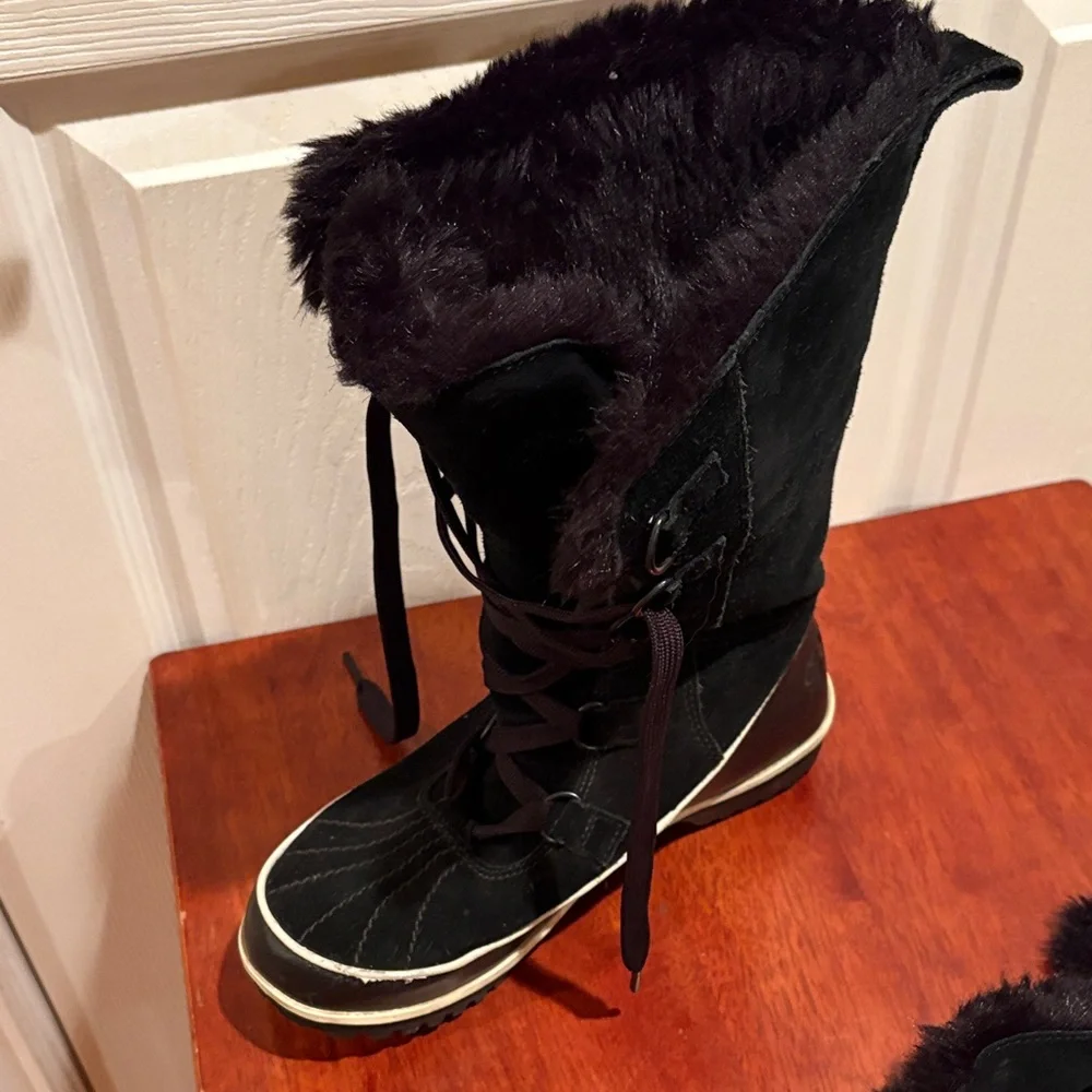 Sorel Women's Black Winter Boots with White Trim - Picture 7 of 7
